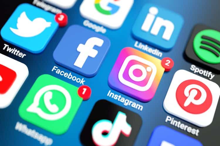 Ministro Luís Roberto Barroso Defende Regulação de Plataformas Digitais e Destaca Desafios da Democracia