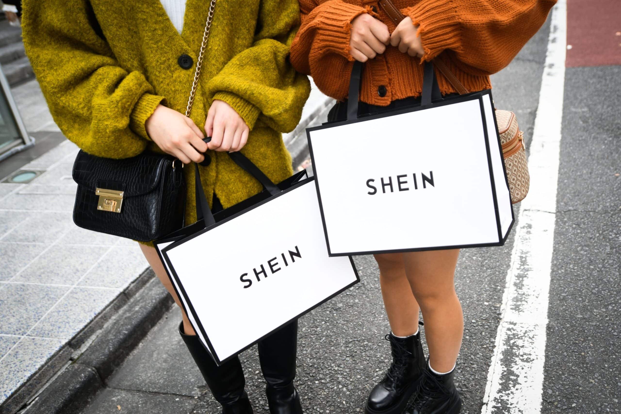 clientes segurando as sacolas de compras da shein