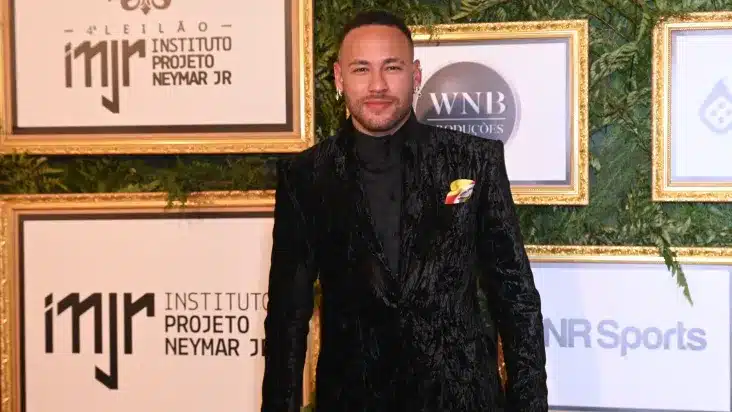  Neymar e o 4º leilão do Instituto Projeto Neymar Jr. no Clube Monte Líbano. (Fonte: Reprodução Google)