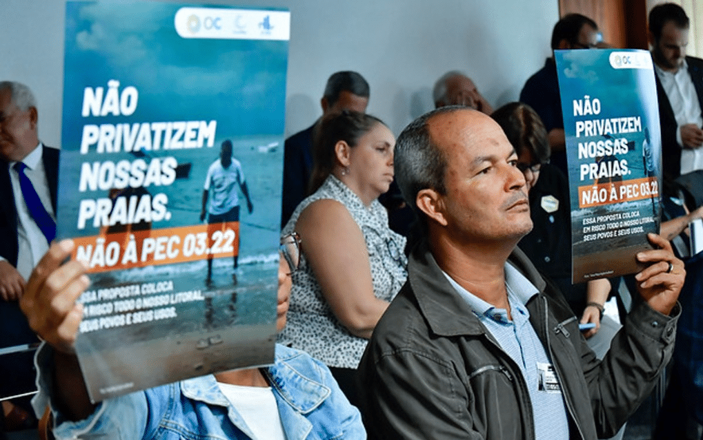 pessoas segurando cartazes contrários a pec da privatização das praias