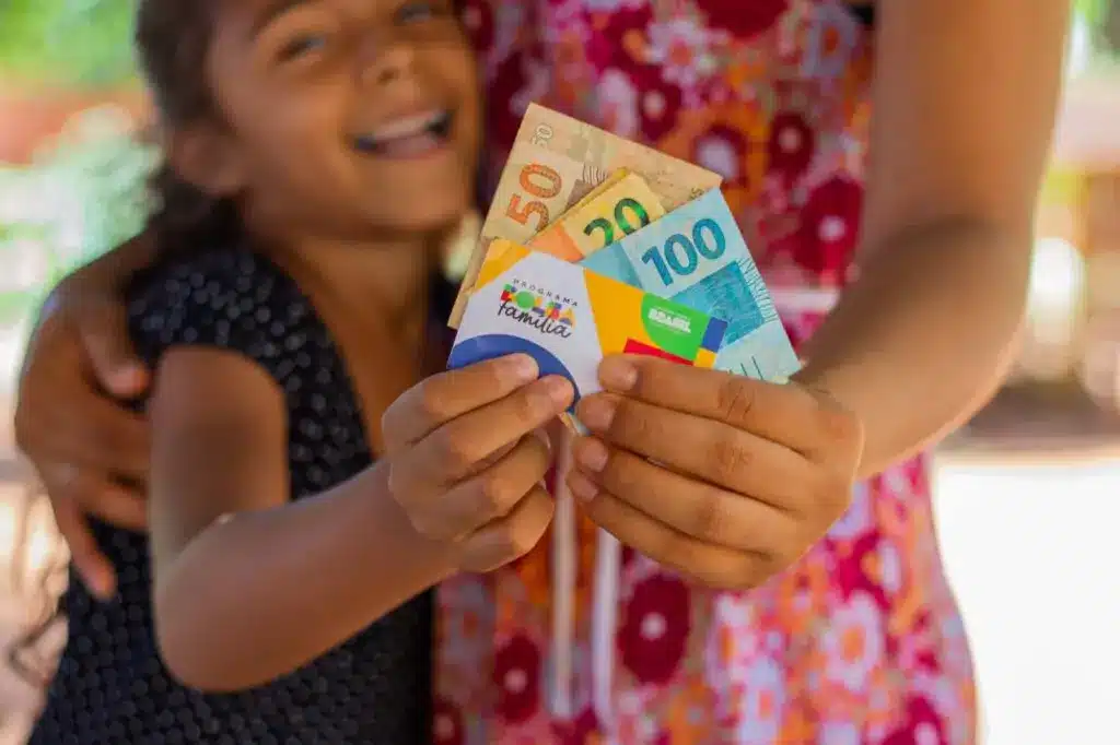 Nova lei pode aumentar o valor do Bolsa Família.