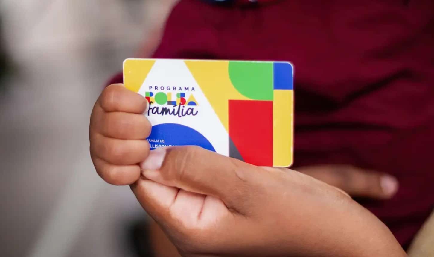 O programa Bolsa Família oferece auxílio financeiro às famílias carentes