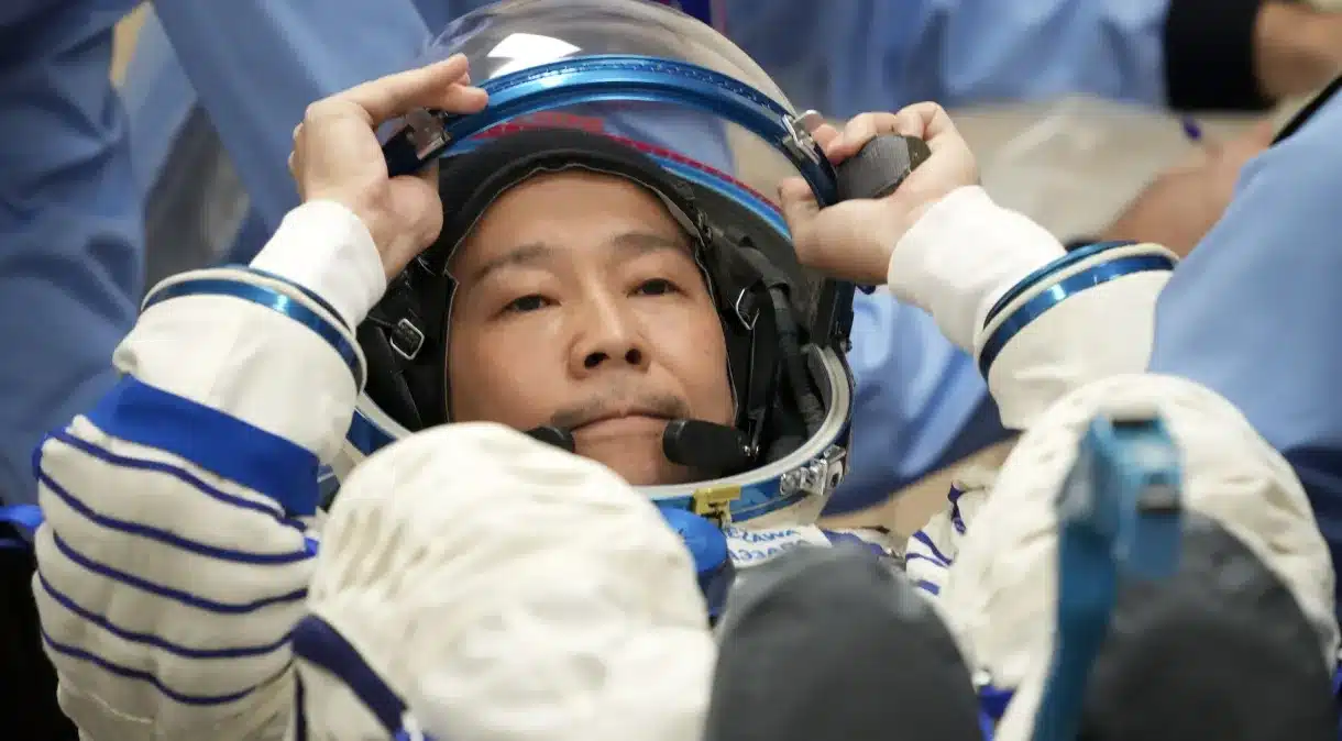 Yusaku Maezawa em preparação para o voo que o levou até a Estação espacial Internacional, em 2021