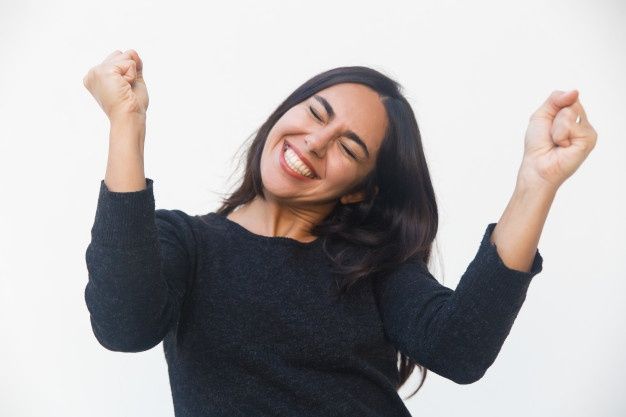 Mulher muito feliz feliz comemorando sucesso