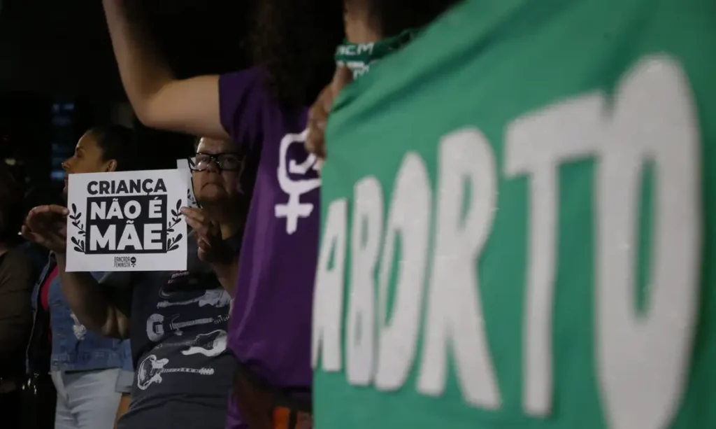  Um olhar sobre os diferentes cenários legais do aborto no mundo. Descubra as nações que expandiram os direitos das mulheres