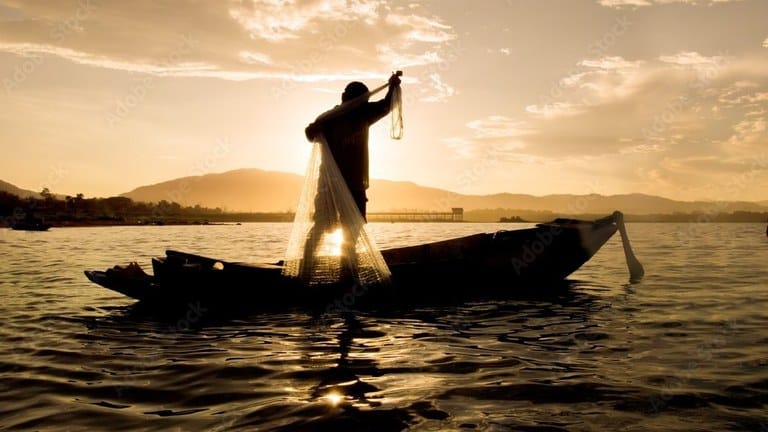 pescador no barco pescando com rede