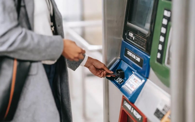 pessoa inserindo cartão em terminal eletrônico de banco