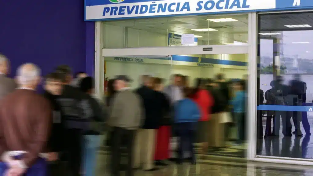 Fila do INSS (Fonte: Gustavo Roth/Folha Imagem/Dedoc)
