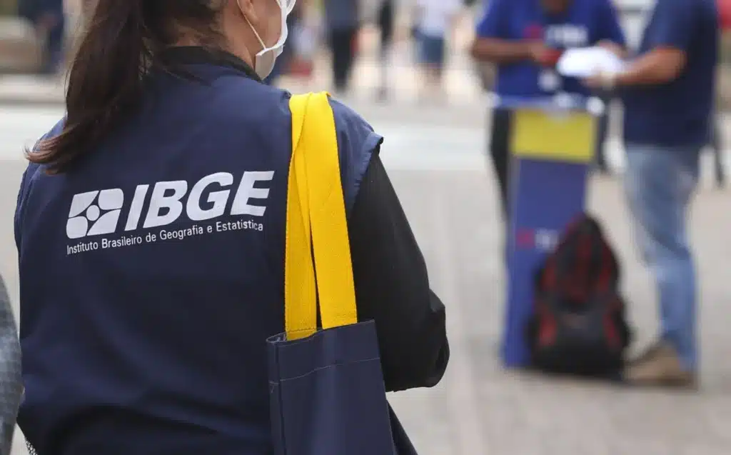 mulher com uniforme do ibge