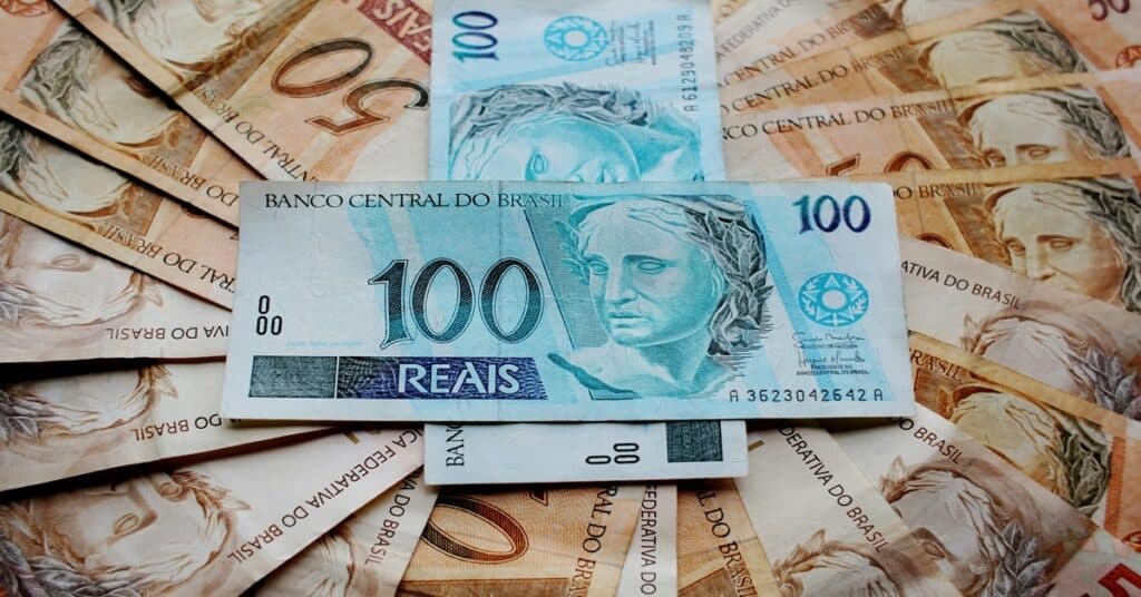 cédulas em notas de 50 e 100 reais