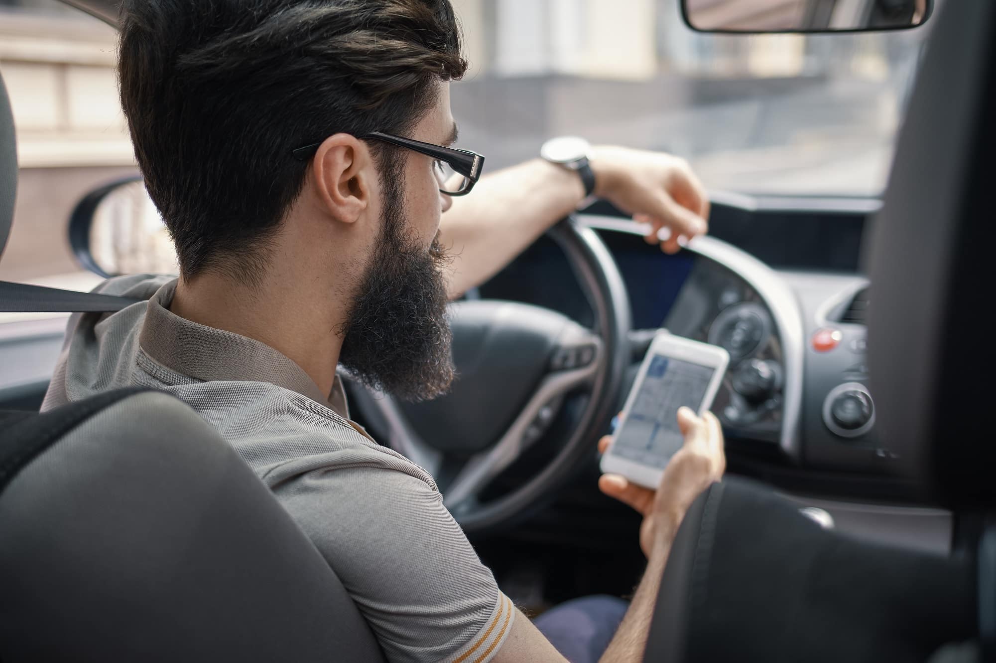imagem mostra motorista de app dirigindo
