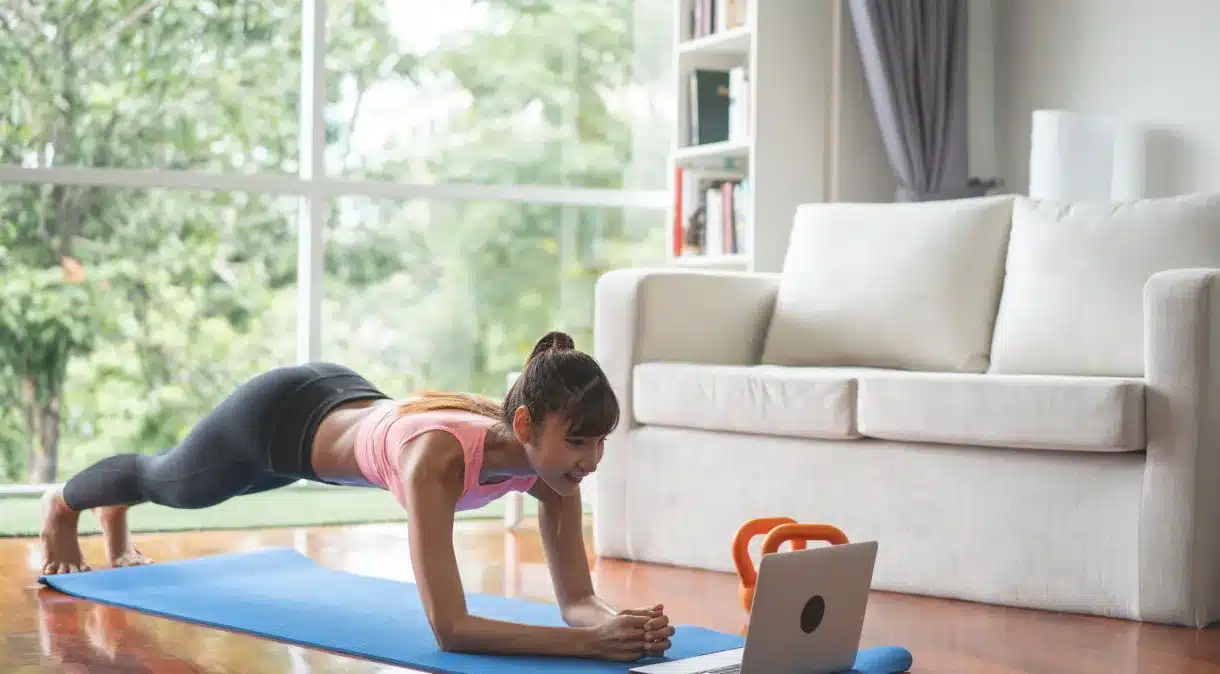 Mulher fazendo exercício físico. (Fonte: Reprodução Google).