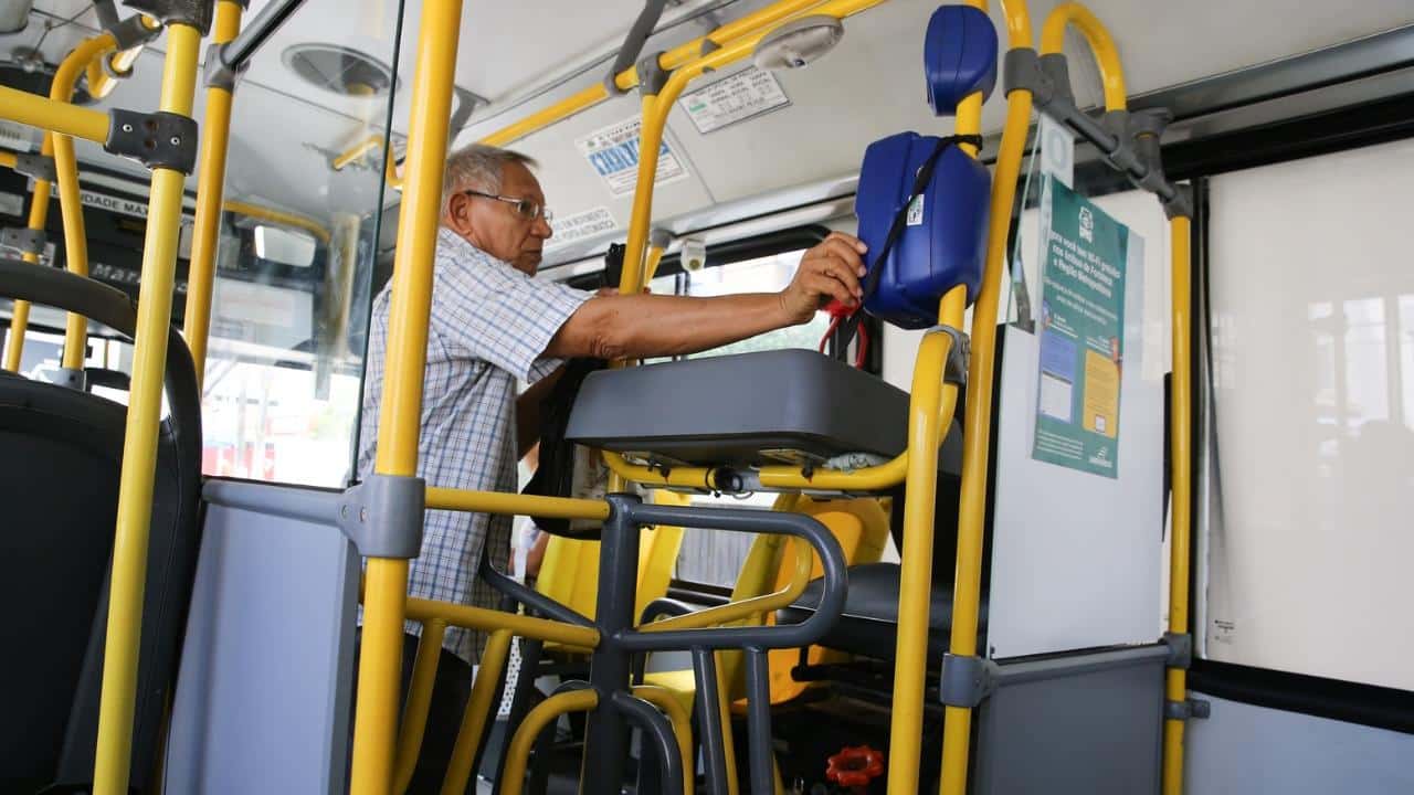 idoso passando pela catraca do ônibus. (Fonte: Diário do Nordetes)
