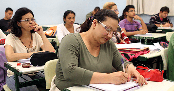Alunos do EJA também vão poder entrar no Programa Pé-de-Meia.