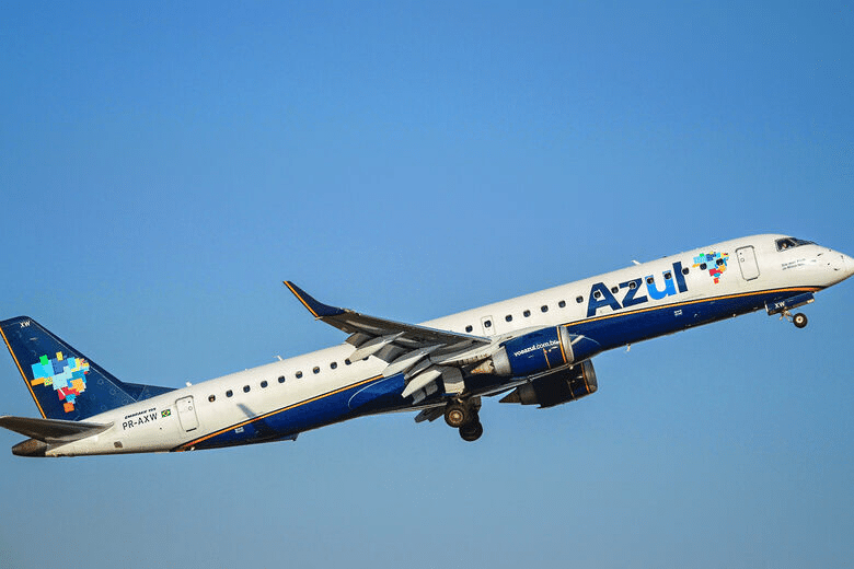 Para comprar passagens aéreas com FGTS é necessário aderir à modalidade saque-aniversário.