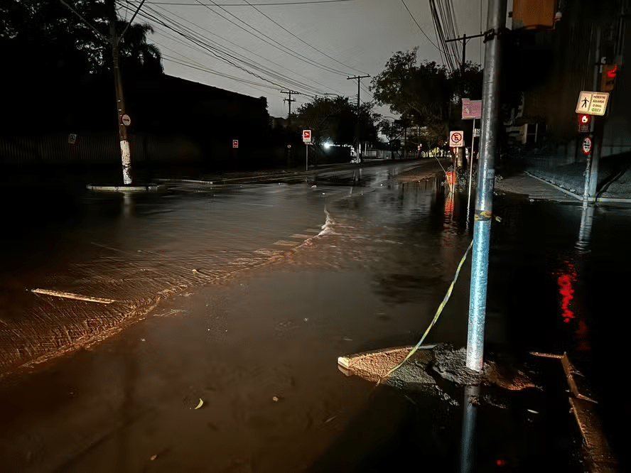 Rua que estava seca e agora alagada em Porto Alegre após cheia do Guaíba.