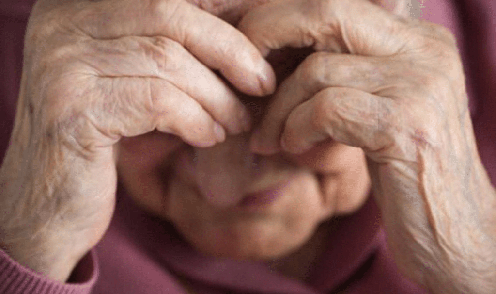 Violência contra idosos: levantamento mostra aumento de quase 50 mil casos no último ano.