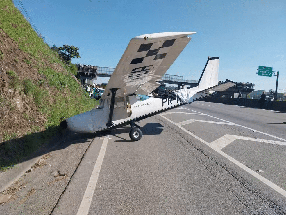 Avião faz pouso forçado na Rodovia Régis Bittencourt