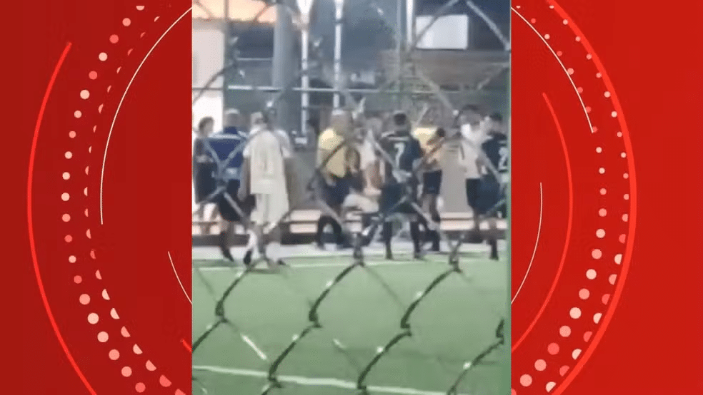 Árbitro sacou a a arma após discutir com jogador