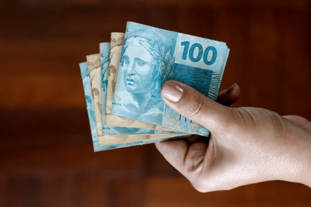 maos segurado notas de reais