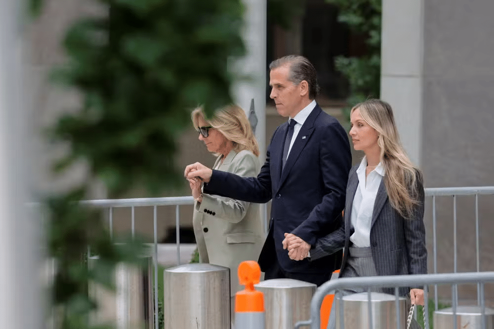 Hunter Biden, filho do presidente dos EUA, Joe Biden, deixa tribunal após ser condenado