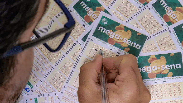 Mega-Sena 2.736: números sorteados são 11 - 17 - 24 - 26 - 35 - 43