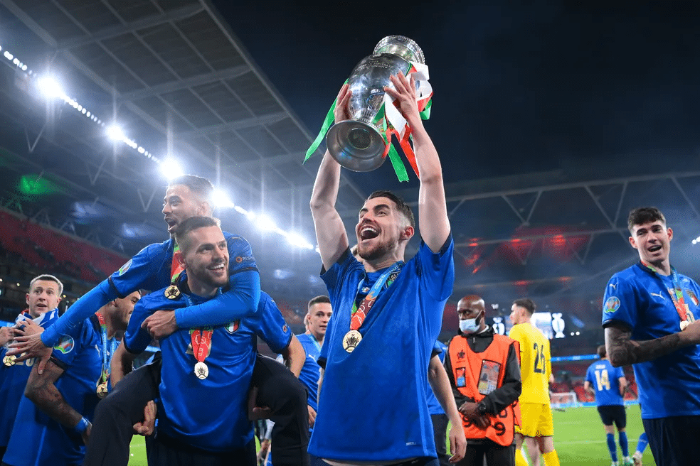 Jorginho e Tolói comemoram a conquista da Eurocopa-2020 pela seleção italiana