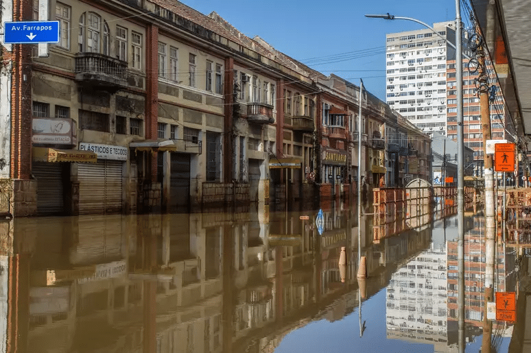 Algumas áreas do Centro Histórico de Porto Alegre permanecem alagadas