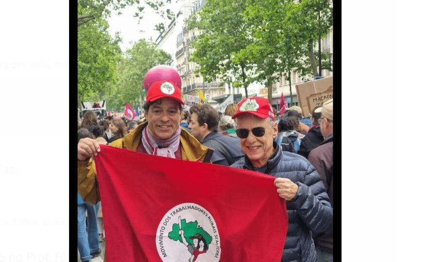 Raí e Chico Buarque durante ato em Paris