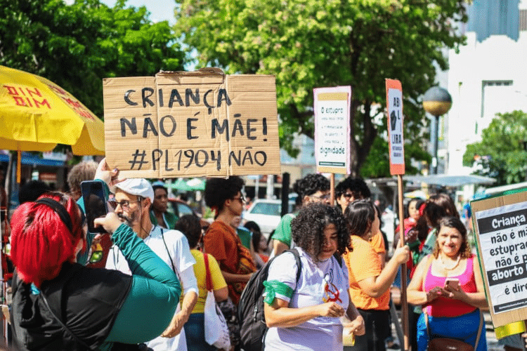 Ato contra PL do Aborto em Fortaleza