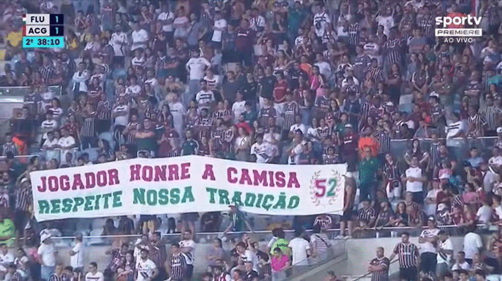 Torcida do Fluminense protesta contra jogadores