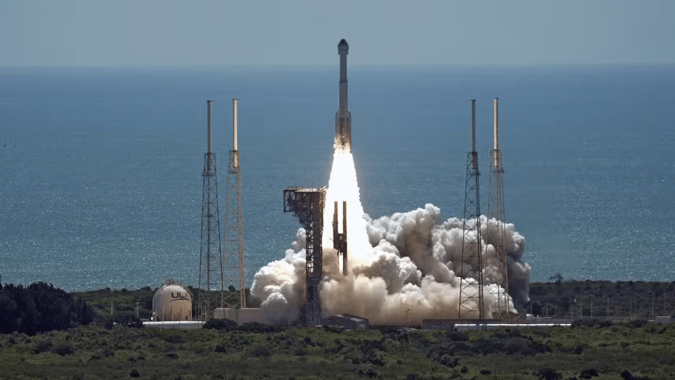 Lançamento do primeiro voo tripulado cápsula Starliner da Boeing 