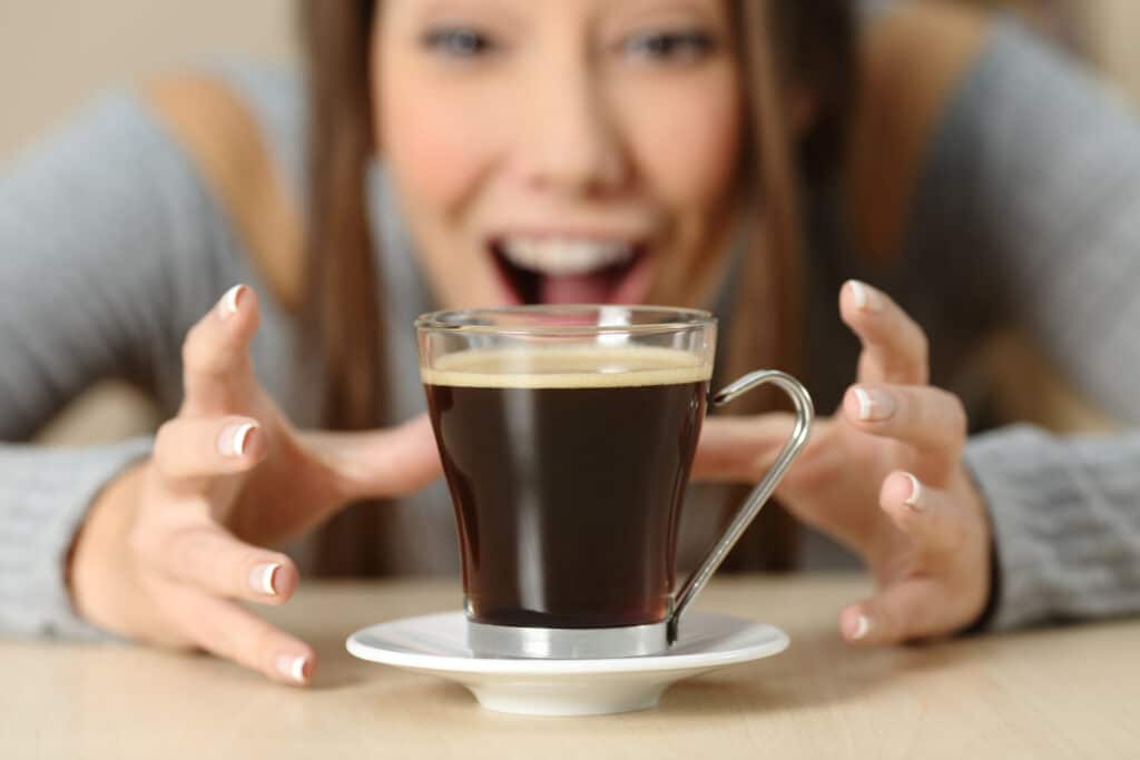 imagem da xicara de café com e uma pessoa demonstrando ansiedade
