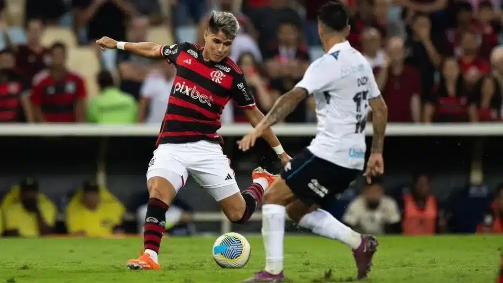 Luiz Araújo marcou os dois da vitória do Flamengo. (Fonte: Reprodução Thais Magalhães / CRF)