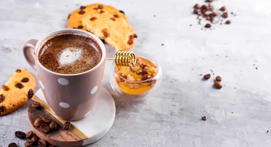 xícara de café com mel
