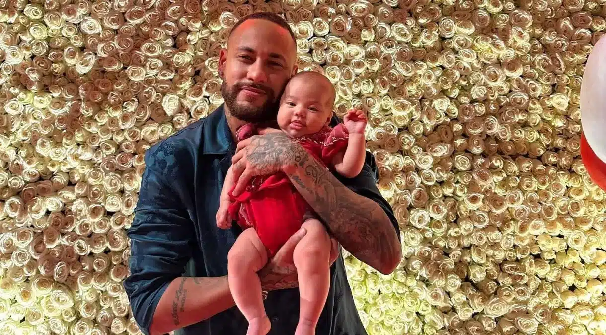 Neymar e filha Mavie. (Fonte: Reprodução Google).