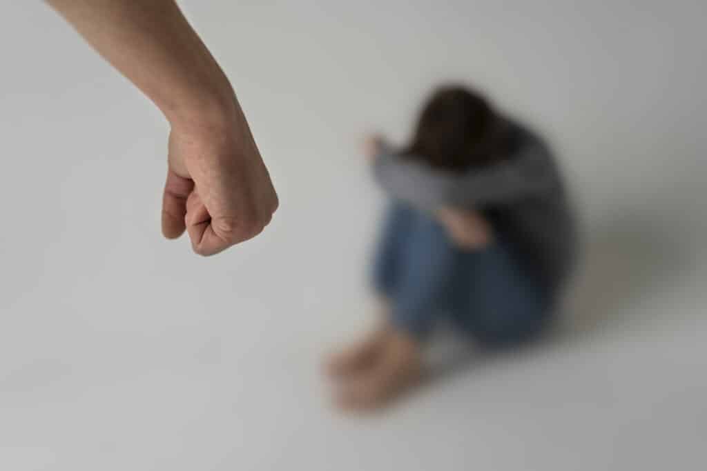 Mulher grávida se jogou de prédio para escapar de violência doméstica