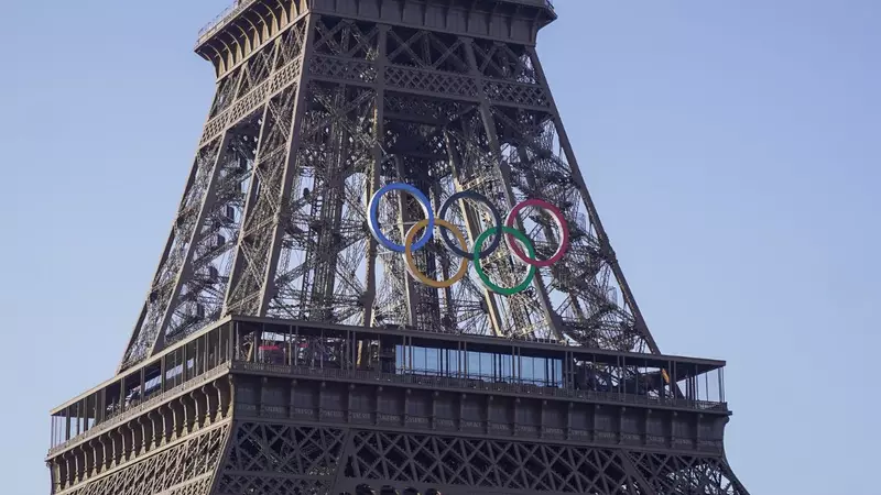 Anéis Olímpicos Iluminam a Torre Eiffel para os Jogos de Paris 2024