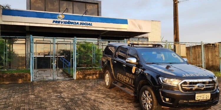 viatura da polícia federal em frente a edifício da previdência social