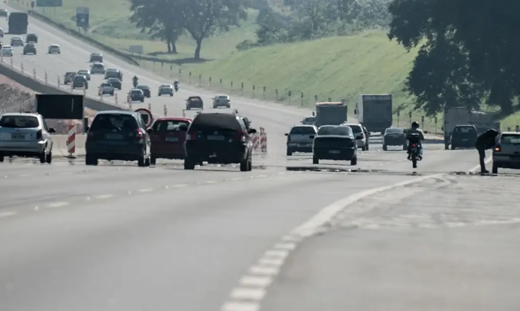 O feriado de Corpus Christi registrou uma redução de 17% nas mortes nas estradas federais. Operação da PRF focou em ultrapassagens indevidas e velocidade. Saiba mais sobre os números desse balanço e as ações de segurança.
