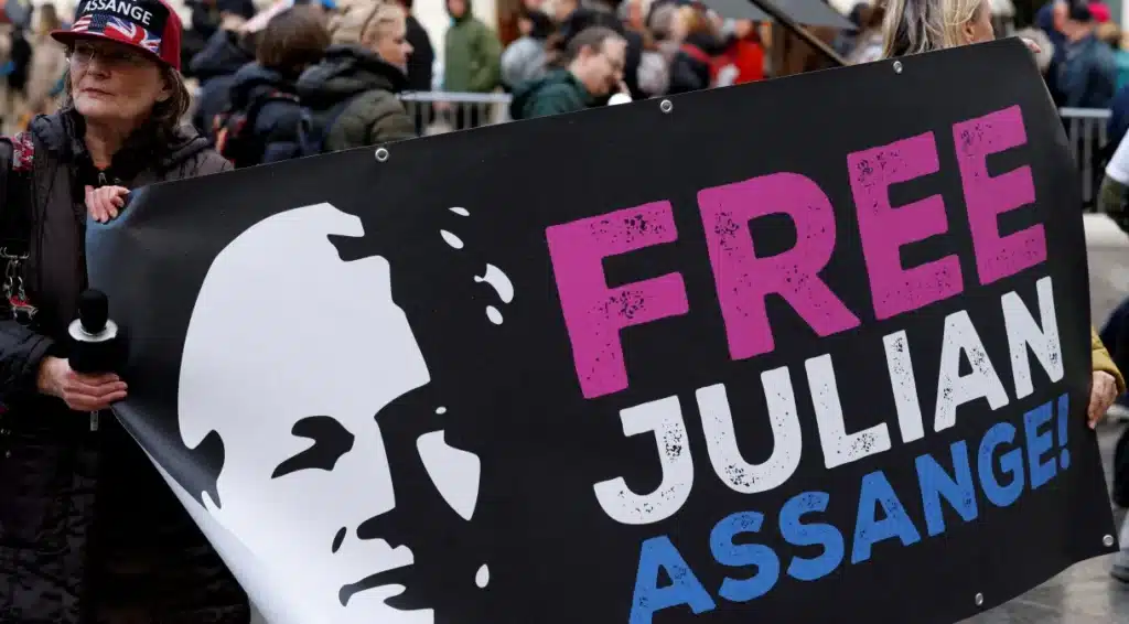 Apoiadores de Julian Assange em Viena. (Fonte: REUTERS/Leonhard Foeger)