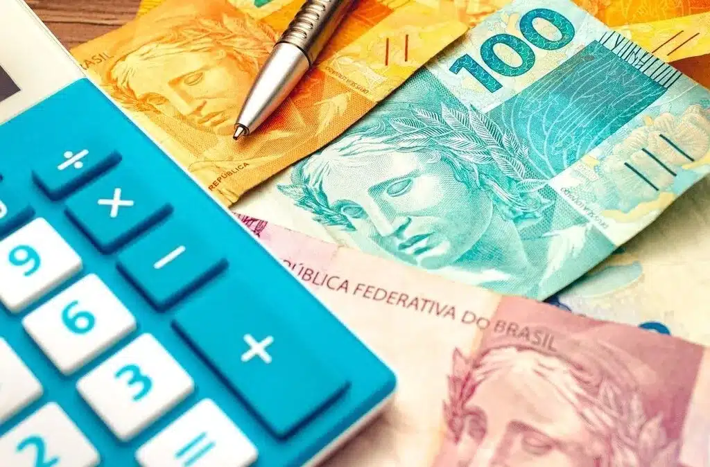 dinheiro e calculadora