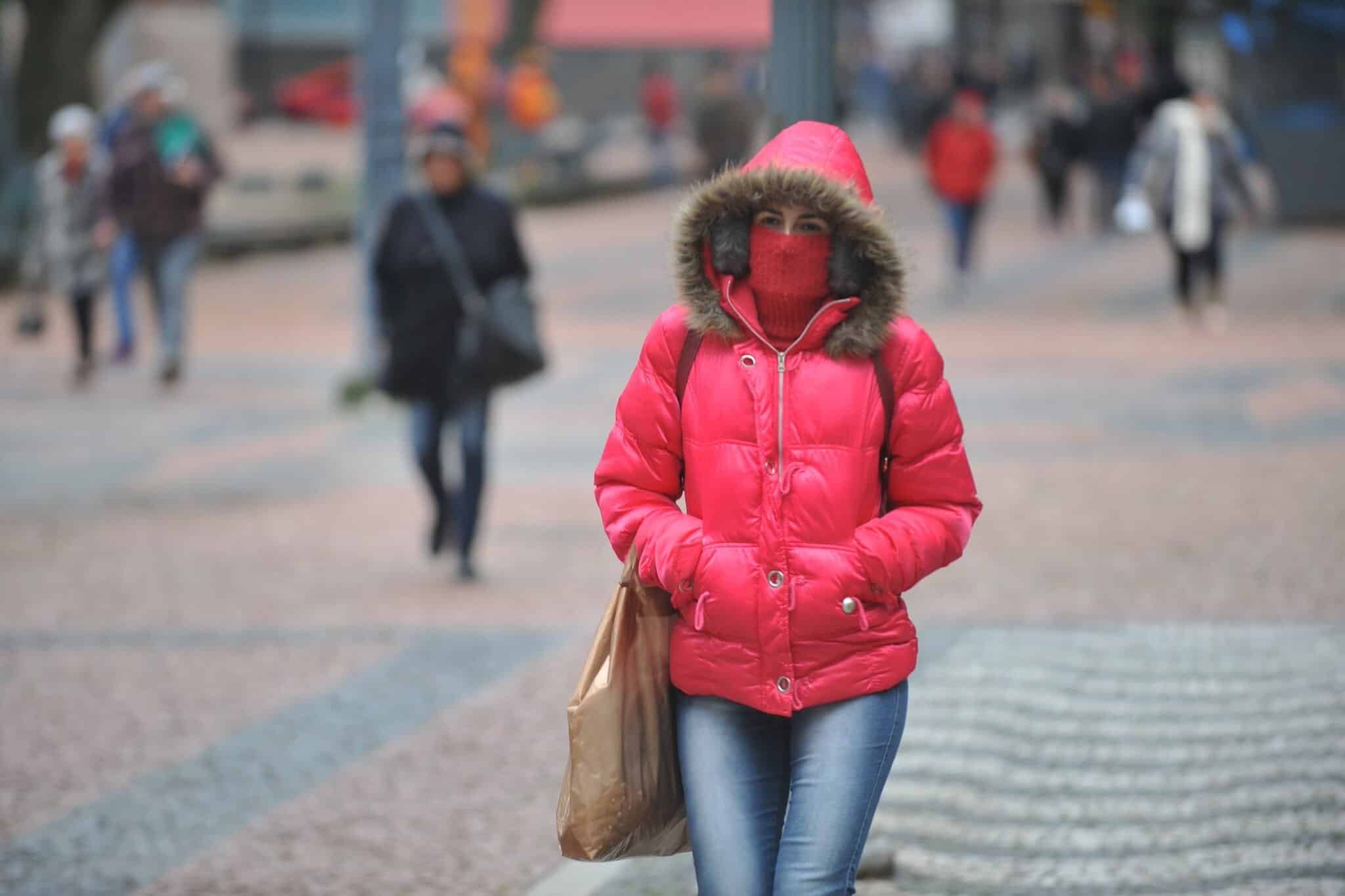 mulher com blusão de frio rosa