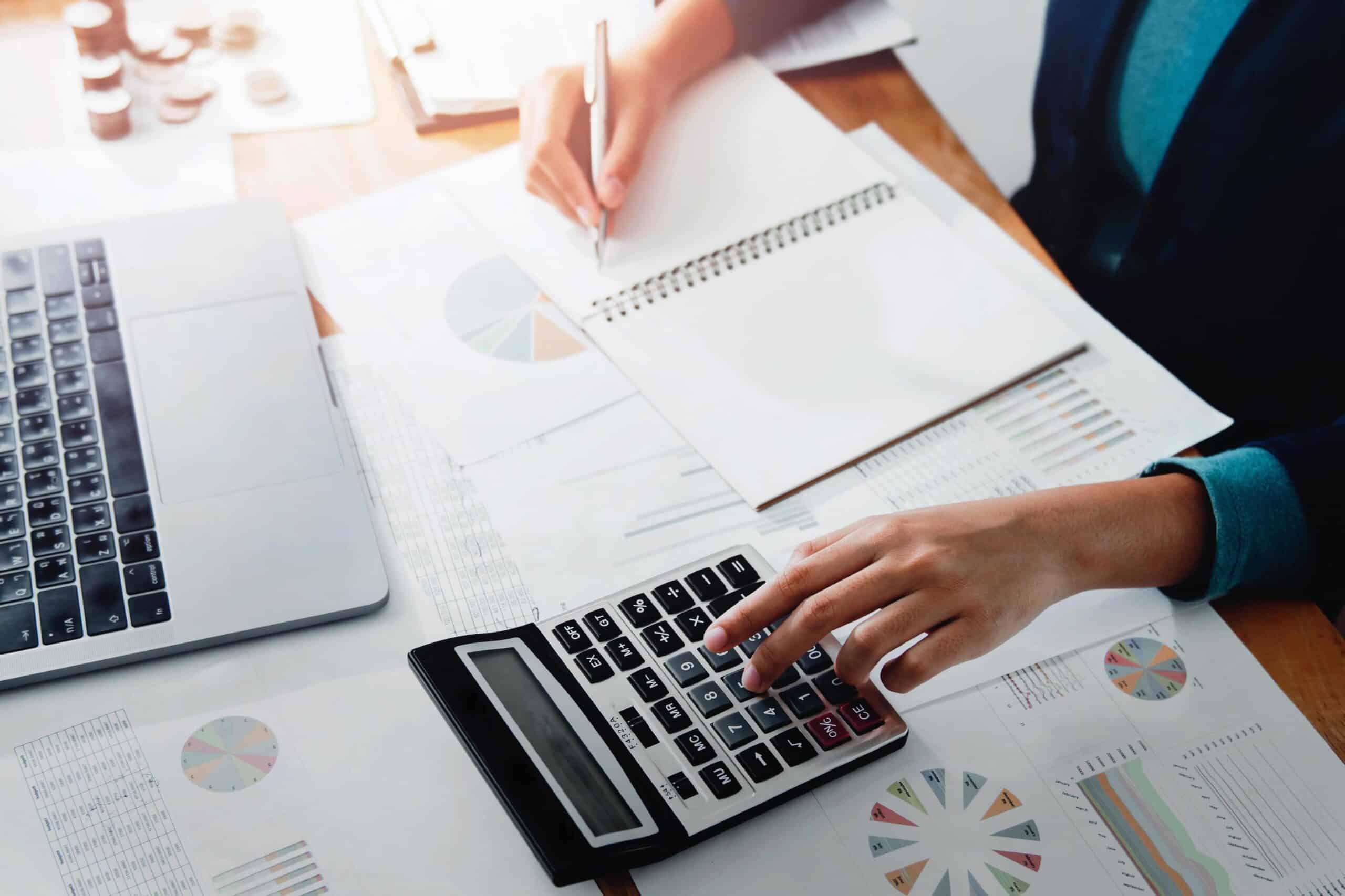 Pessoa com calculadora fazendo as contas de contribuições do INSS em atraso. (Fonte: vecteezy).