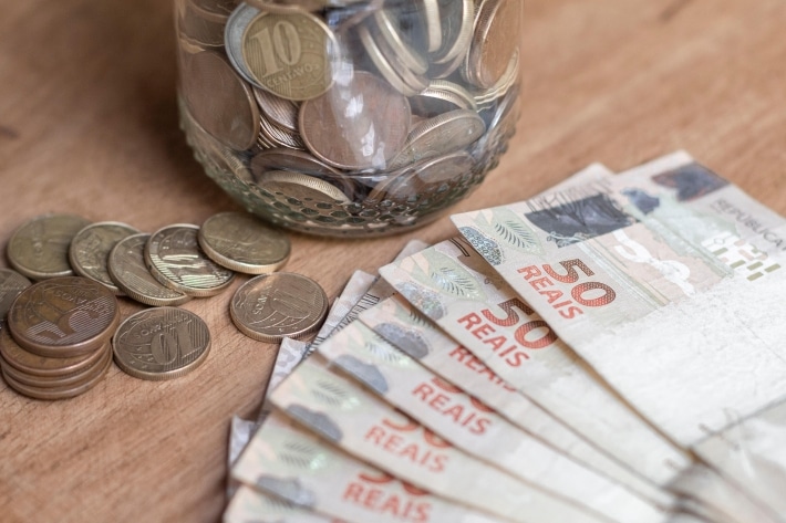 cédulas de 50 reais e moedas
