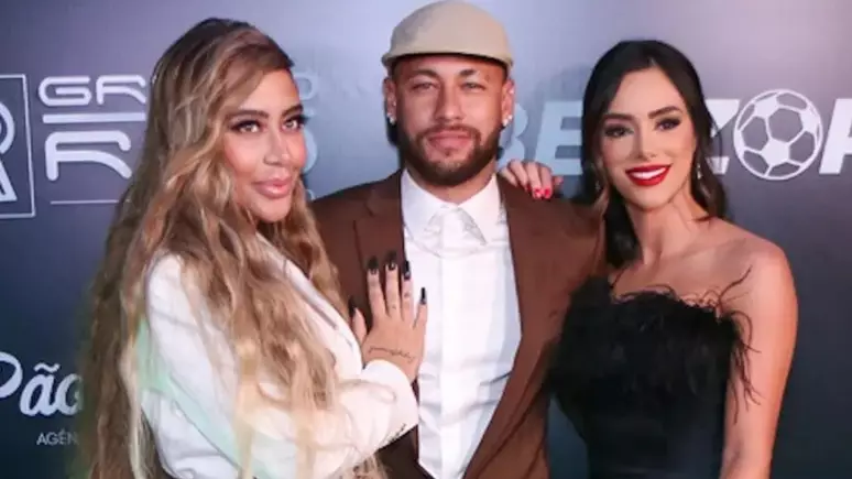 Rafaella santos, Neymar e Bruna Biancardi, posando para a foto
