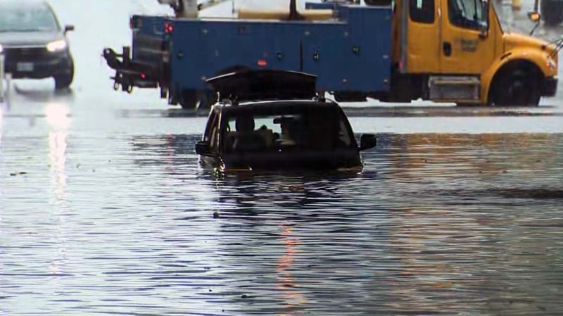 Inundação em Toronto: carro submerso na água. (Fonte: CP24/Reprodução).