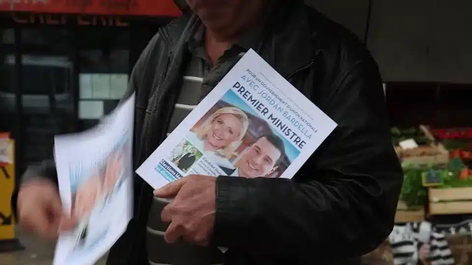 Jornal com os pré-candidatos às eleições da França. (Fonte: Reuters).