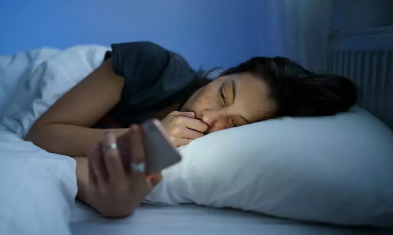 DORMIR TARDE PODE DEIXAR SEU CÉREBRO MAIS RÁPIDO