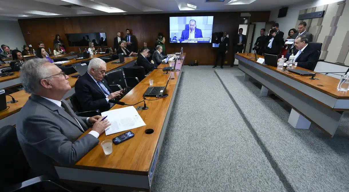 Senado Analisa Projeto